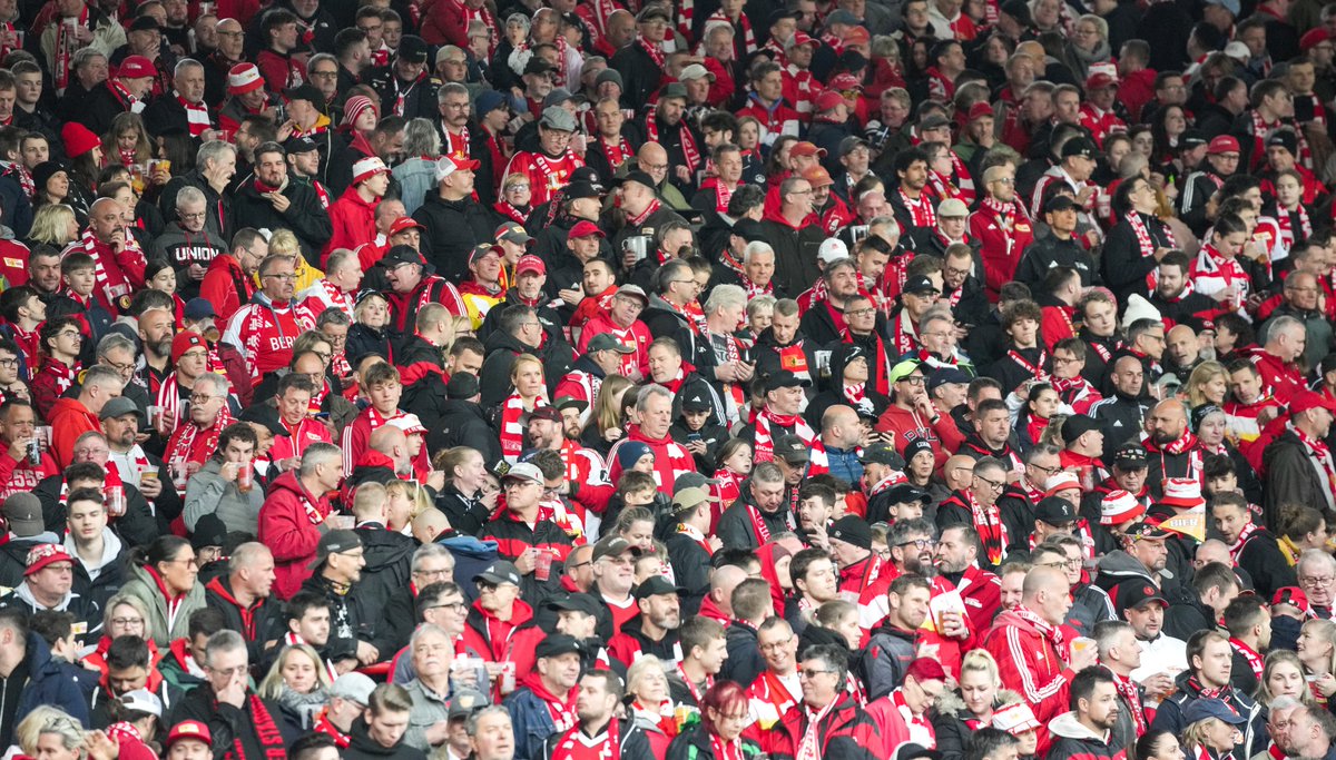 fcunion_en's tweet photo. The lights are already on for our 100th home game, and 200th altogether in the Bundesliga. We will never take this for granted. We love it up here. And it's kick off in the wonderful Alte Försterei. #FCUVfL | #fcunion | 0-0 | 01' https://t.co/p17iwmZggm