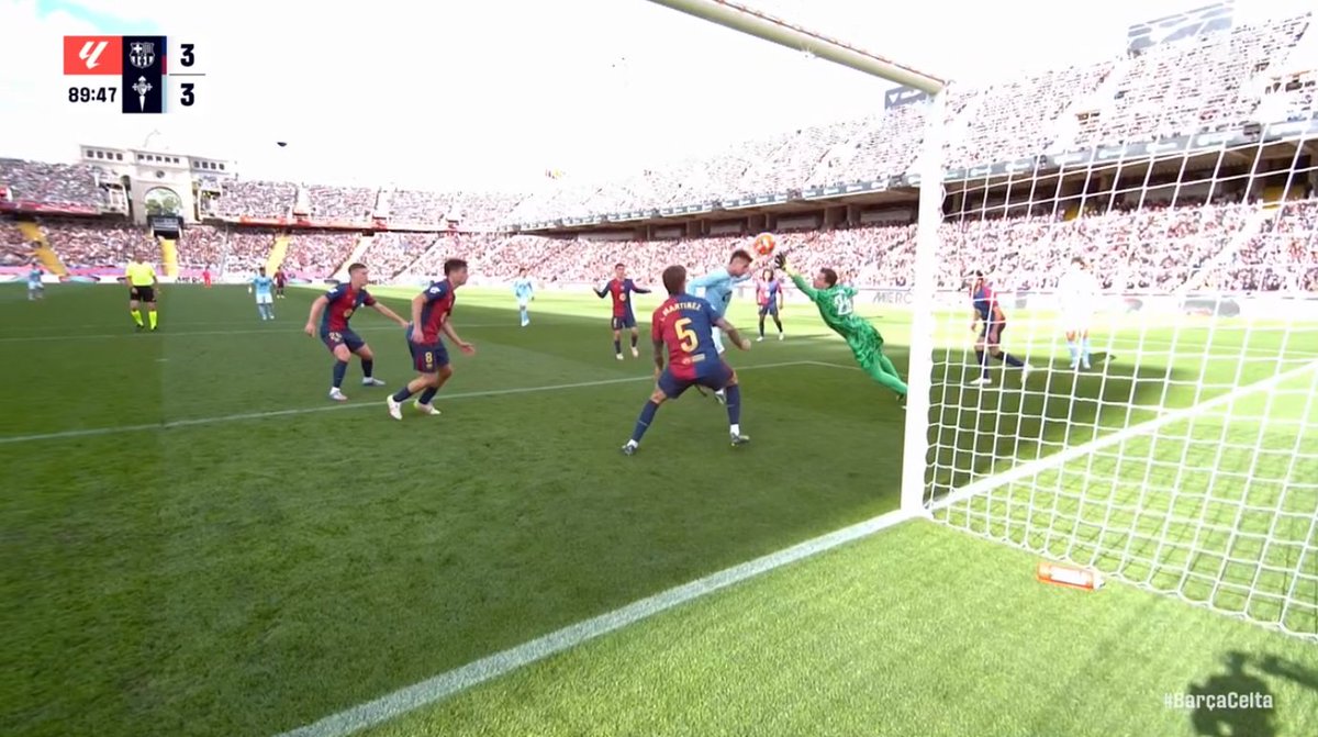 ArchivoVAR's tweet photo. ⁉️💥 ¿Es penalti la acción entre Szczesny y Mingueza?

✅ 𝗡𝗢.

👉🏻 El contacto entre ambos es apenas un roce, por lo que no puede considerarse una acción temeraria y, por tanto, punible.

▪️ Además, Mingueza decide dejarse caer tras observar que el remate no iba a puerta. https://t.co/gX9ukZuglP