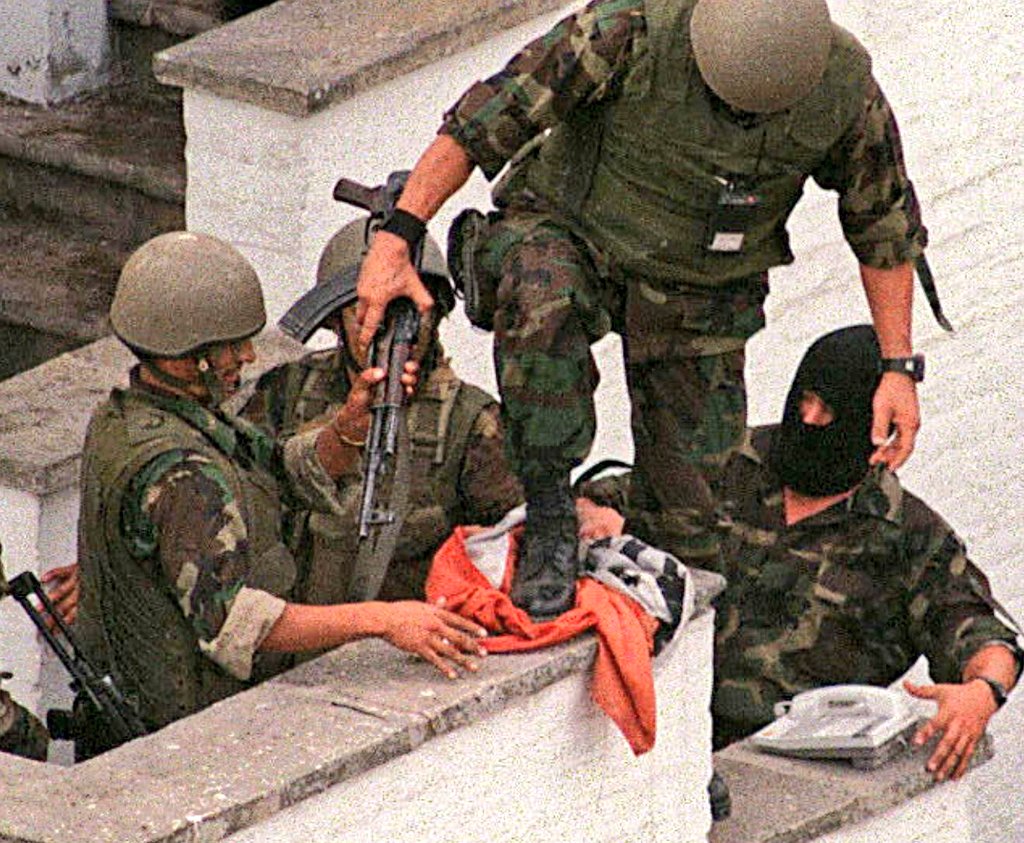 A 28 AÑOS. OPERACIÓN CHAVIN DE HUANTAR 
El 22 de abril de 1997, libres 72 rehenes de la embajada de Japón, luego de 126 días secuestrados por terroristas del Movimiento Revolucionario Túpac Amaru (MRTA). La operación Chavín de Huantar, fue la acción militar más exitosa del siglo.