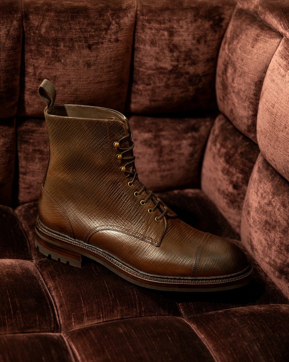 carminashoemake's tweet photo. Limited edition with a durable Commando rubber sole for ultimate grip. Built with Goodyear welt and crafted with care by expert artisans.
#CarminaShoemaker #LimitedEdition #CommandoSole #GoodyearWelted #OscarLast #Footwear https://t.co/IjoK2Ryrp5 https://t.co/zviMCNCPWb