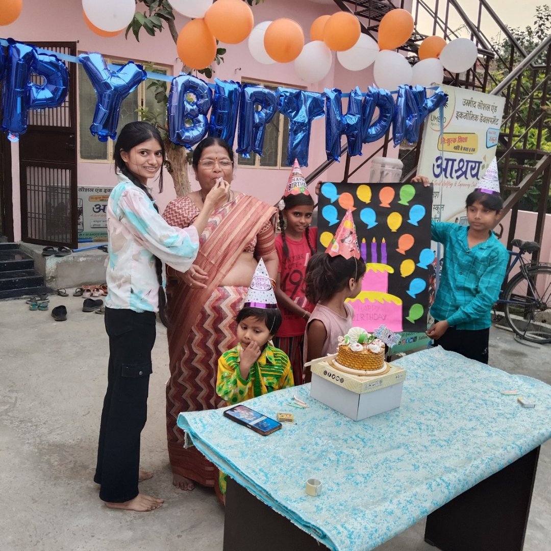 umeed_social's tweet photo. We celebrated Dhawal Sir's birthday with joy and gratitude, made even more special by the presence of his lovely mother who cut the cake with all her heart.🙏

Happy Birthday, Dhawal Sir! 💫🎂❣️

#happybirthday #umeedsocial #ngo #ngoindia #ashraya https://t.co/3vmpKcU2j8
