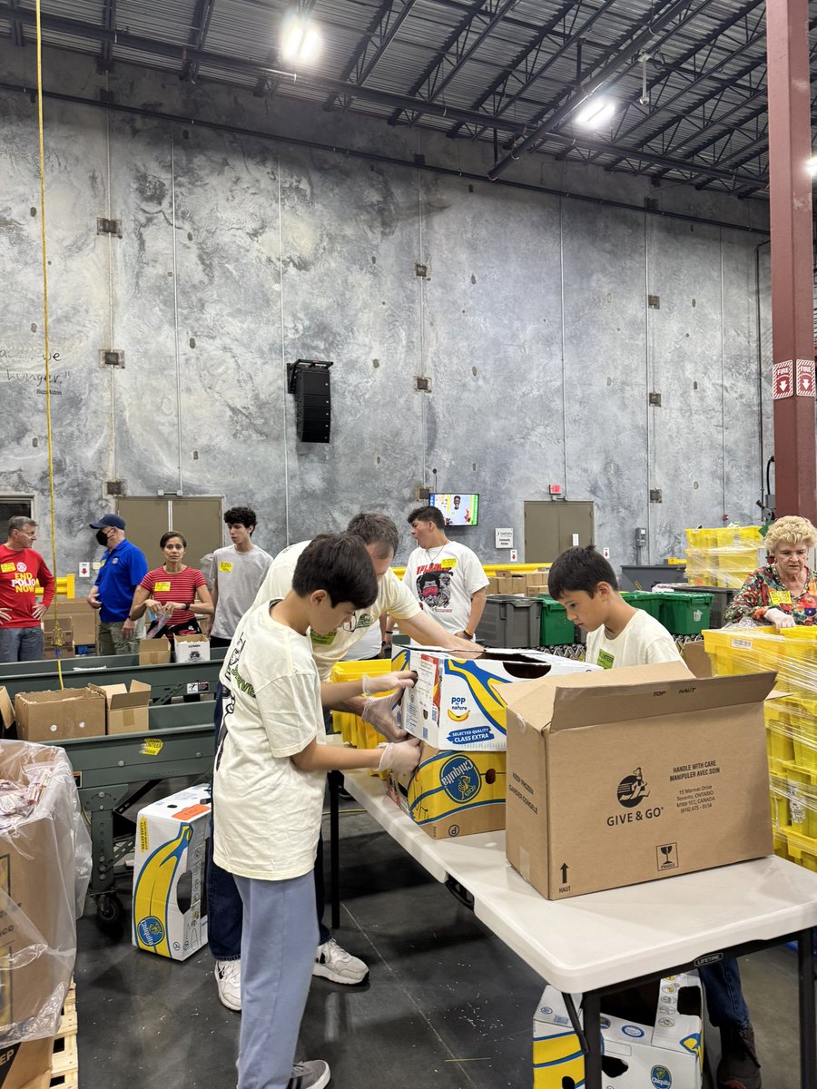 Thank you to all who came out to the Second Harvest Food Bank! We sorted over 7,000 lbs in food this morning. #FightingHunger #GoBulls #USF 🤘🏽