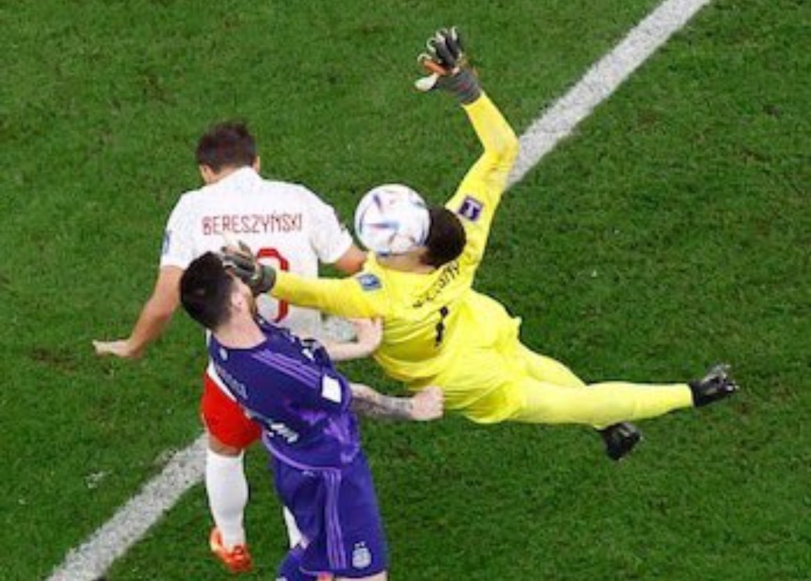 نفس الحارس ونفس الاحتكاك لكن القرار مختلف