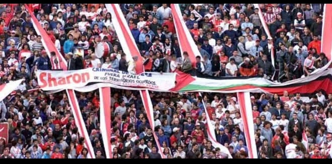 Año 2005, hinchada de River:
"FUERA ISRAEL DE LOS TERRITORIOS OCUPADOS".