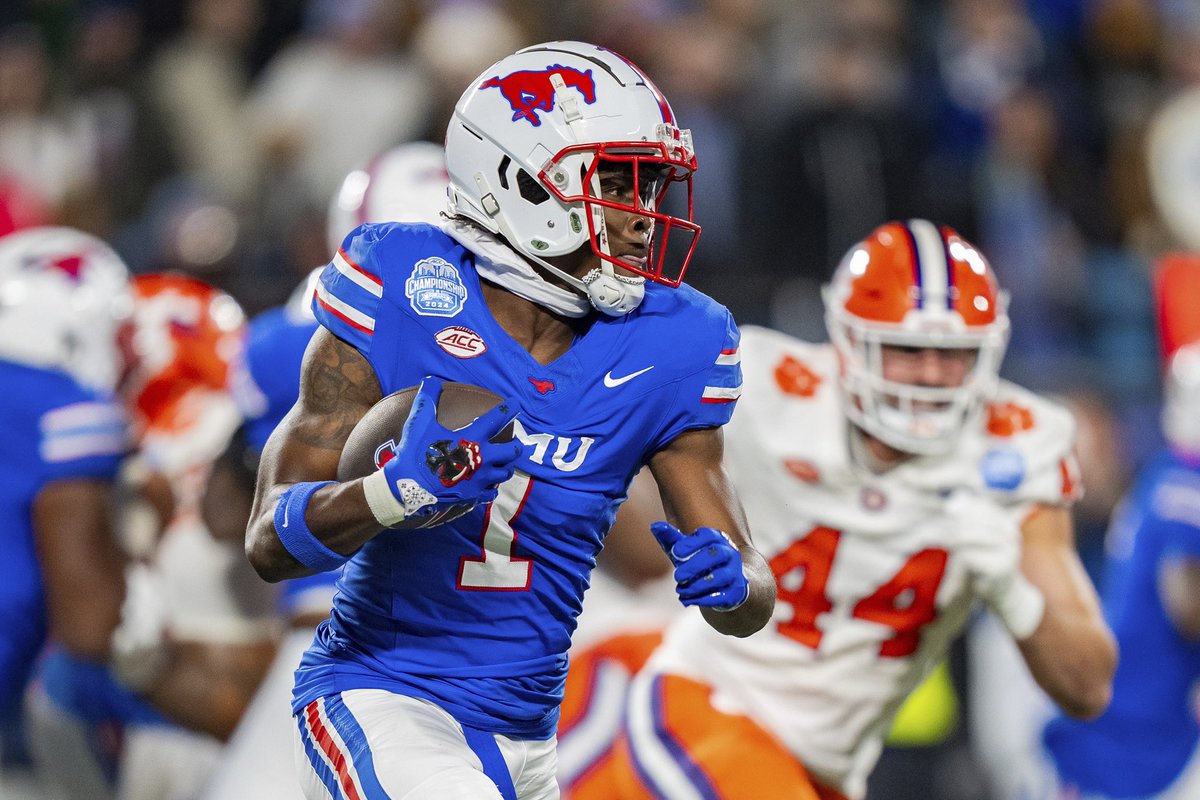 Kingdom_FB's tweet photo. A few highly graded under-the-radar Day 2-3 prospects from 2024, per @PFF:

WR Nick Nash (SJSU) – 85.0
WR Pat Bryant (SYR) – 84.5
RB Brashard Smith (SMU) – 90.3
RB Jordan James (ORE) – 86.2
OL Wyatt Milum (WVU) – 91.0
OT Chase Lundt (UCONN) – 86.7
OL Trey Wedig (IU) – 83.5
CB Zah Frazier (UTSA) – 89.5
CB O’Donnell Fortune (SC) – 86.0
S Malachi Moore (BAMA) – 85.9
LB Cody Simon (OSU) – 87.7
IDL Vernon Broughton (TEX) – 86.1
EDGE Elijah Roberts (SMU) – 91.1

Don’t be surprised if these guys outperform their draft positions.