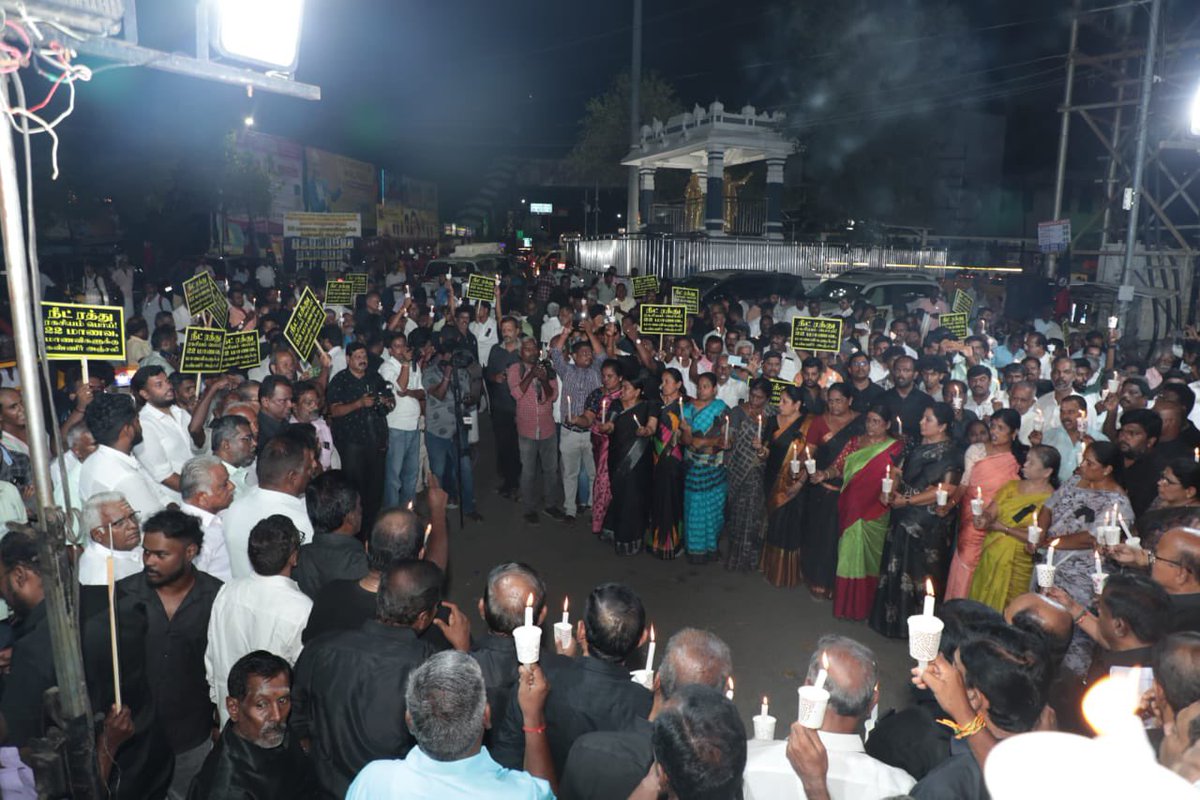 GunasekaranMLA's tweet photo. இன்னுயிரை மாய்த்துக் மாய் கொண்ட 22 மாணவ, மாணவிகளுக்கு ஒன்றுபட்ட திருப்பூர் மாவட்ட அஇஅதிமுக மாணவர் அணியின் சார்பாக, திருப்பூர் குமரன் சிலை அருகில் நடைபெற்ற மெழுகுவர்த்தி ஏந்தி கண்ணீர் அஞ்சலி செலுத்தும் நிகழ்வு. #DMKFailsTN https://t.co/PnfQxLad6U