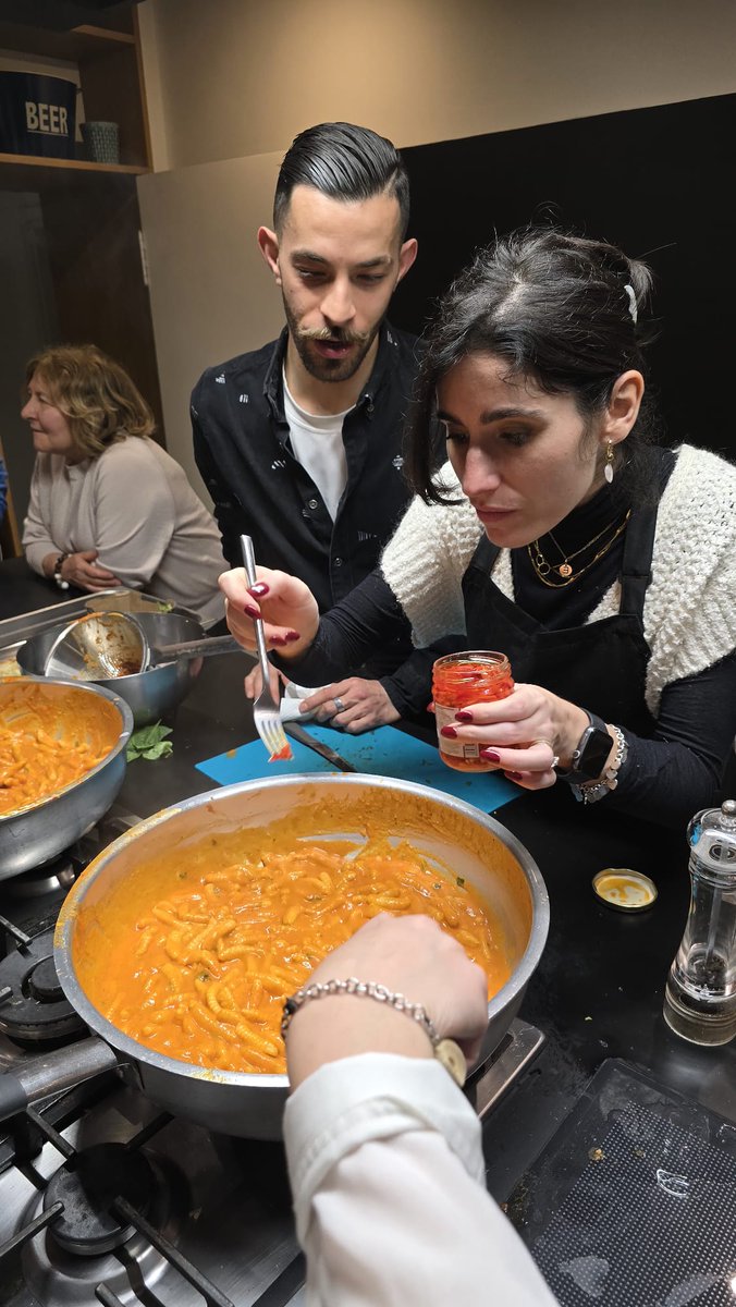 MacchiaEle's tweet image. Beakers down, rolling pins up!
Team spirit was the secret ingredient at Cime di Web, where we cooked alla Vittorio and served up fresh pasta and fun al dente.

#CookingChallenge #CimeDiWeb #AllaVittorio #PastaParty
