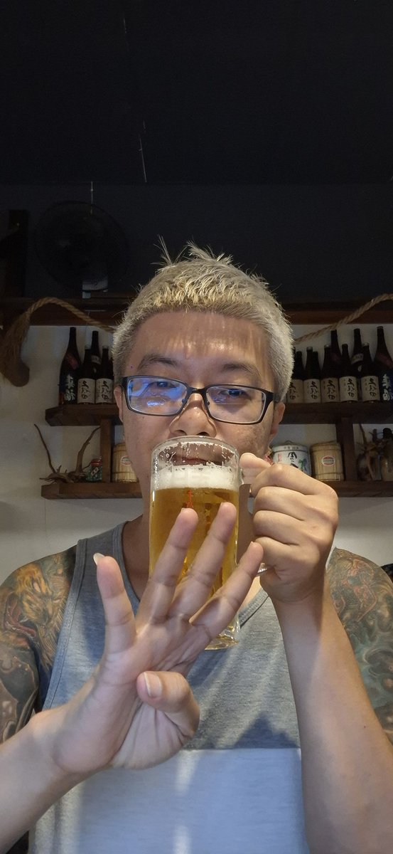 在居酒屋喝了五杯生啤酒
(系統只給放四張)

有點忙
但是喝生啤酒
明天不會頭痛 😁

茫茫的，不要想幹我
我想保持好的一面在一號面前
這樣才有可能有下一次的機會再被幹 🥰