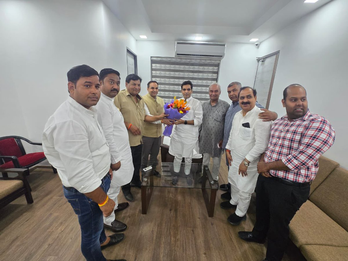 आज माननीय विधायक श्री पंकज सिंह जी को नोएडा शहर प्रमुख समस्याओ से अवगत कराया।माननीय विधायक जी ने आश्वस्त किया कि वे शीघ्र ही नोएडा प्राधिकरण के अधिकारियों के साथ फोनरवा की एक संयुक्त बैठक आयोजित करेंगे, ताकि समस्याओं का स्थायी समाधान सुनिश्चित किया जा सके।<a href="/PankajSinghBJP/">Pankaj Singh</a>