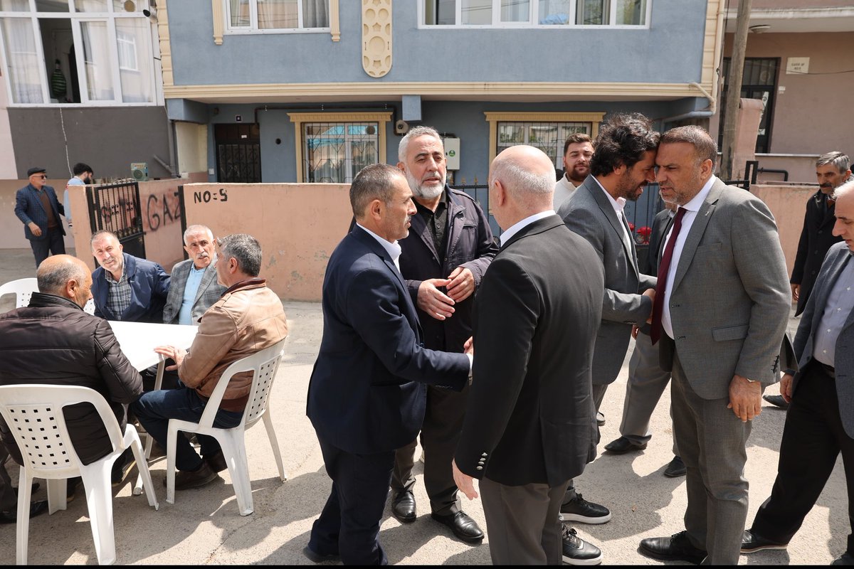 İlçe Başkanımız Köksal Şakarın kıymetli halasının vefatından dolayı aile fertlerini Belediye Başkanımız Muzaffer Bıyık ve ilçe yönetimiyle üyelerimizle birlikte ziyaret edip taziye dileklerimizi ilettik
Merhumeye Allah'tan rahmet Dağaşan ailesine baş sağlığı ve sabırlar diliyoruz