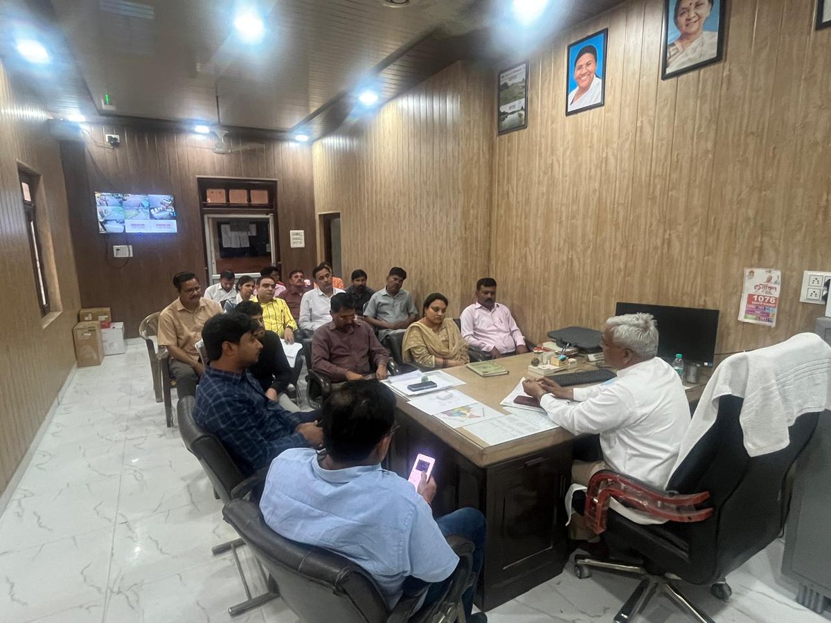 bdo_muradnagar's tweet photo. आयुक्त ग्राम विकास महोदय के  निर्देशानुसार संयुक्त विकास आयुक्त महोदय  मेरठ मंडल  द्वारा आज विकासखंड मुरादनगर कार्यालय का निरीक्षण किया गया एवं मंडलायुक्त महोदय  के आदेशानुसार हिडन नदी को अविरल एवं प्रदूषण मुक्त किए जाने हेतु हिंडन किनारे की ग्राम पंचायतों के लिए दिशा निर्देश दिए https://t.co/R1tZToo4KL