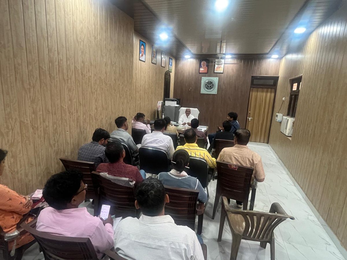 bdo_muradnagar's tweet photo. आयुक्त ग्राम विकास महोदय के  निर्देशानुसार संयुक्त विकास आयुक्त महोदय  मेरठ मंडल  द्वारा आज विकासखंड मुरादनगर कार्यालय का निरीक्षण किया गया एवं मंडलायुक्त महोदय  के आदेशानुसार हिडन नदी को अविरल एवं प्रदूषण मुक्त किए जाने हेतु हिंडन किनारे की ग्राम पंचायतों के लिए दिशा निर्देश दिए https://t.co/R1tZToo4KL