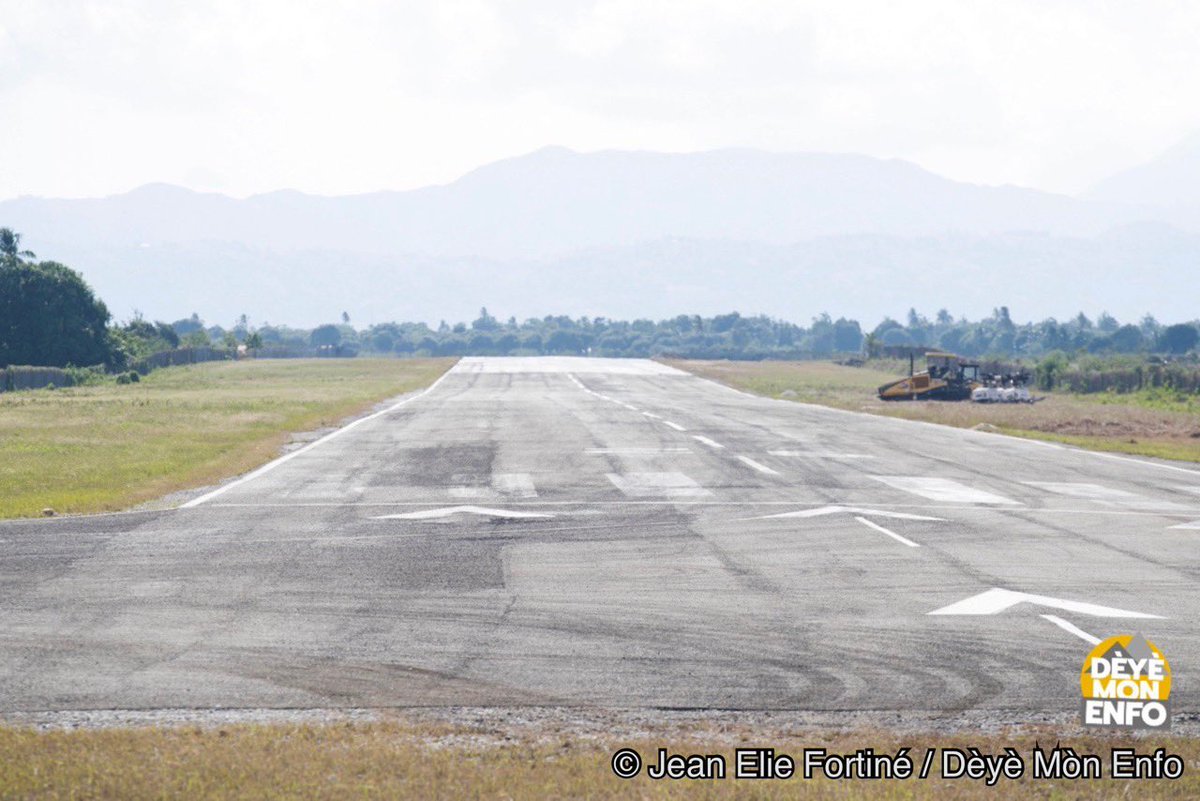 Ayewopò Entènasyonal Antoine Simon nan Okay te inogire ak gwo kòtèj jou ki te 6 mas la, an prezans plizyè ofisyèl. Ayewopò an kounye a gen biwo pou Imigrasyon ak Ladwàn. Dapre otorite yo, li pral kapab genyen avyon ak 80 pasaje.
📸 <a href="/JeanElieRider/">Jean Elie Fortuné</a>/<a href="/DeyeMonEnfo/">Dèyè Mòn Enfo</a> 
HAÏTI MAGAZINE #52