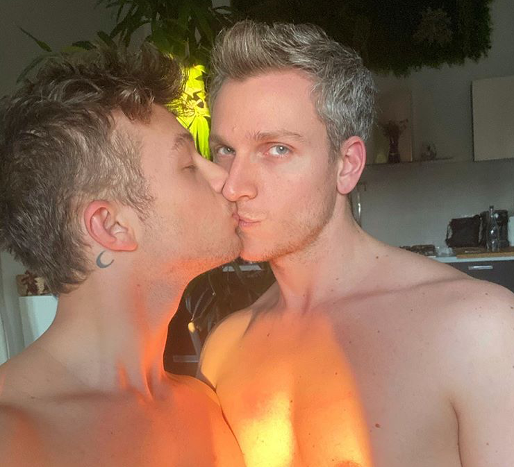 lagaylifefr's tweet photo. La #Gay Life présente un couple séduisant partageant un moment romantique dans leur cuisine, soulignant passion, complicité et magie de leur amour. ... A lire ici >> https://t.co/YSxtrvTpPL #beauxgosses #imberbe #couplegay #hommes #beauxmecs #réveil https://t.co/TfZcjbbMK9