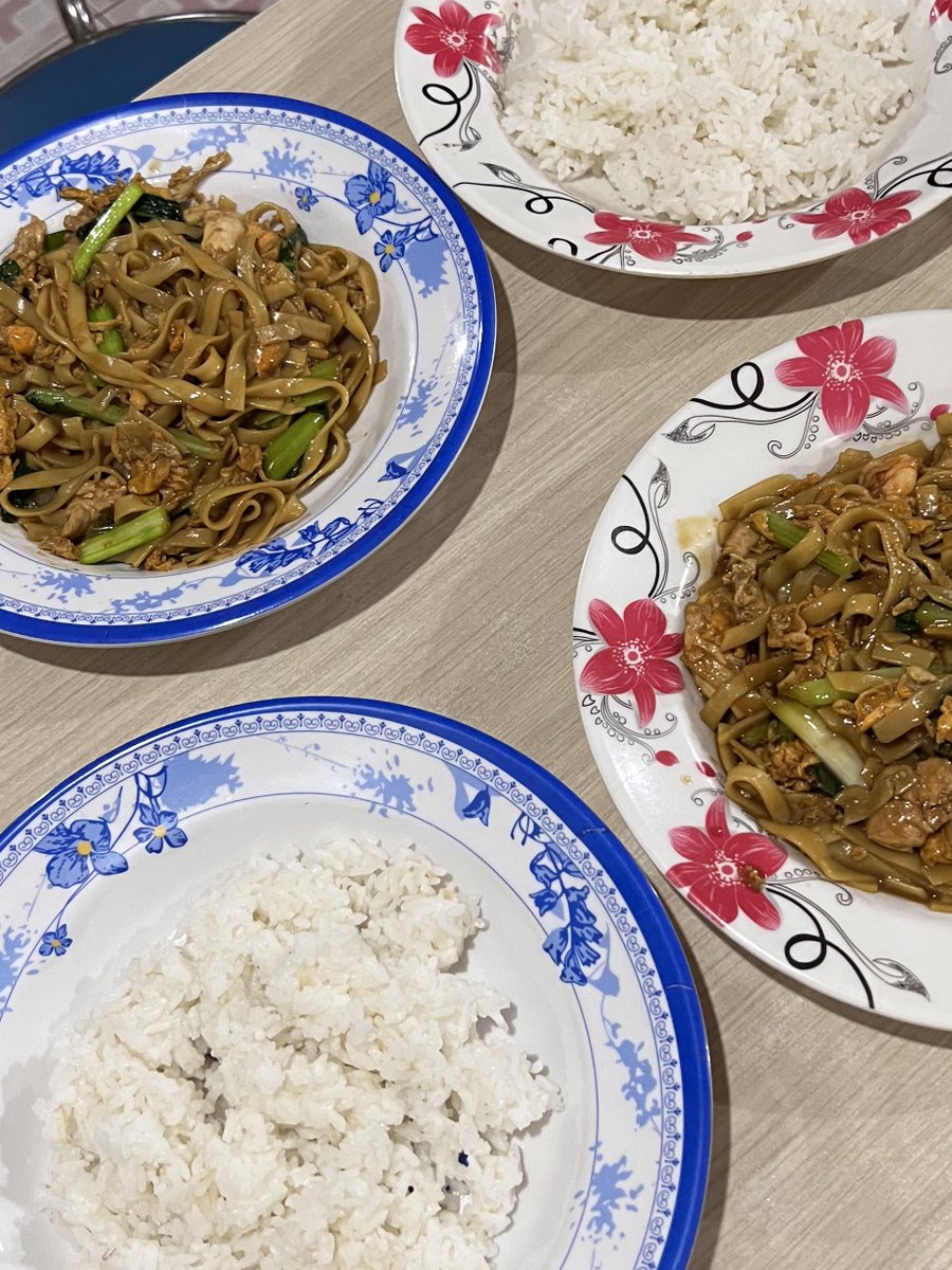 huft_iya_iya's tweet photo. Tadi ngawul-awul di Senthir sama Lukiiii membeli barang #gemas terus #maem pak thoyonk tapi gak fokus anjir masa beli kwetiau pake nasi wkwkwkwk untung habis https://t.co/1X14oe32LD