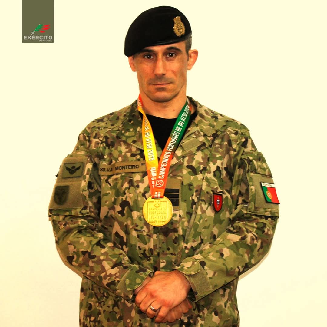 Exercito_pt's tweet photo. 📢 O Tenente-Coronel Pedro Silva Monteiro, a prestar serviço no Instituto Universitário Militar, sagrou-se 𝑪𝒂𝒎𝒑𝒆ã𝒐 𝑵𝒂𝒄𝒊𝒐𝒏𝒂𝒍 𝒅𝒆 𝑱𝒊𝒖-𝑱𝒊𝒕𝒔𝒖 2025, na categoria Master 3, durante a competição que decorreu recentemente no Pavilhão Multiusos de Odivelas.
#IUM https://t.co/JQukDqDseH