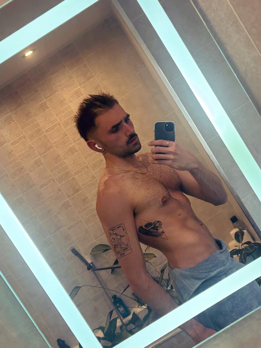 ciarn98's tweet image. Dying inside