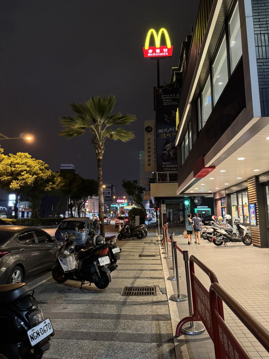 剛剛帶推友來麥當勞廁所吃飯後甜點

吃到整個嘴巴都是……….🥵 https://t.co/ETOBtiVClg