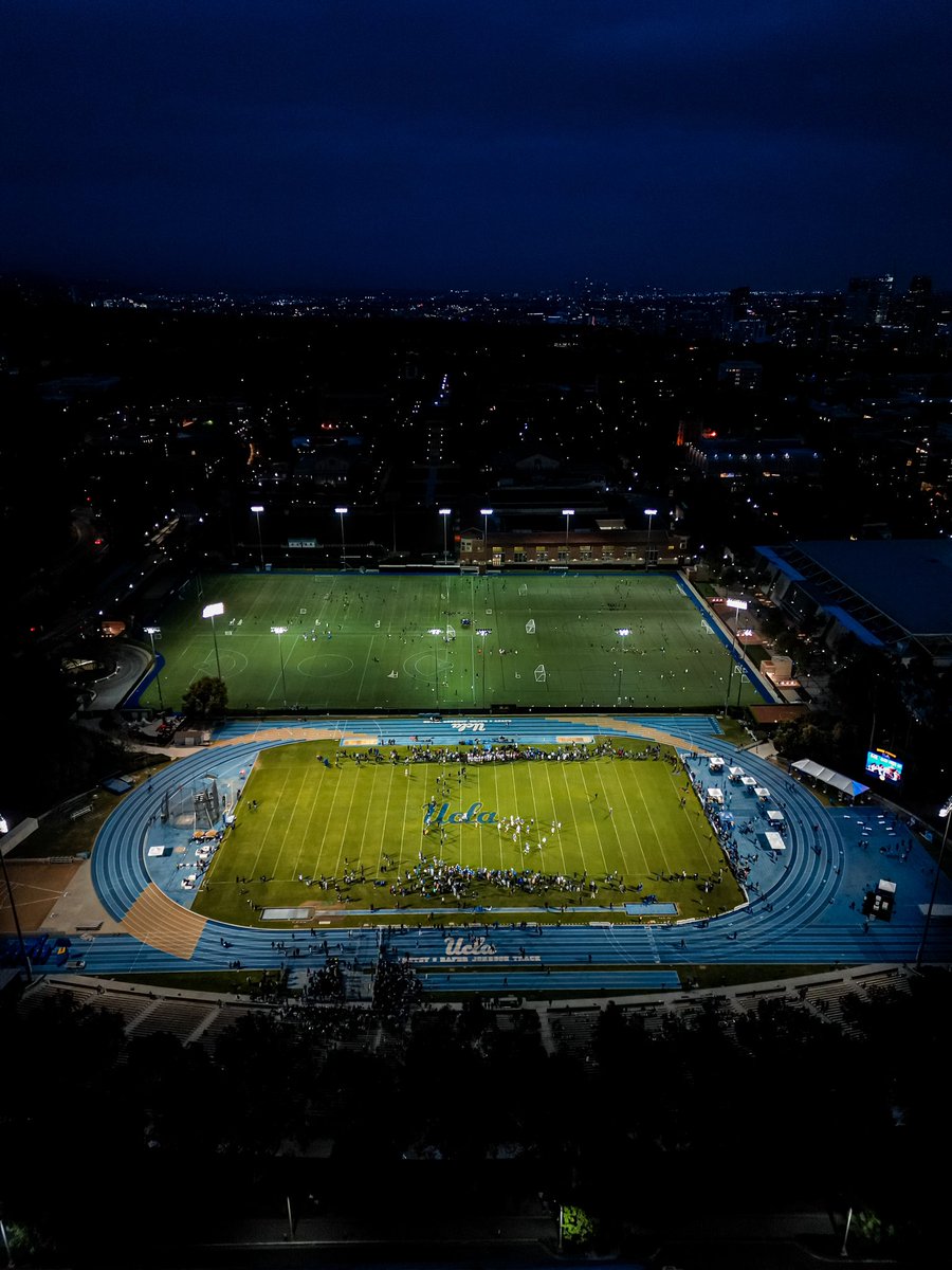 𝐅𝐫𝐢𝐝𝐚𝐲 𝐍𝐢𝐠𝐡𝐭 𝐋𝐢𝐠𝐡𝐭𝐬 at Drake Stadium was 🔥

#GoBruins #UCLAFNL