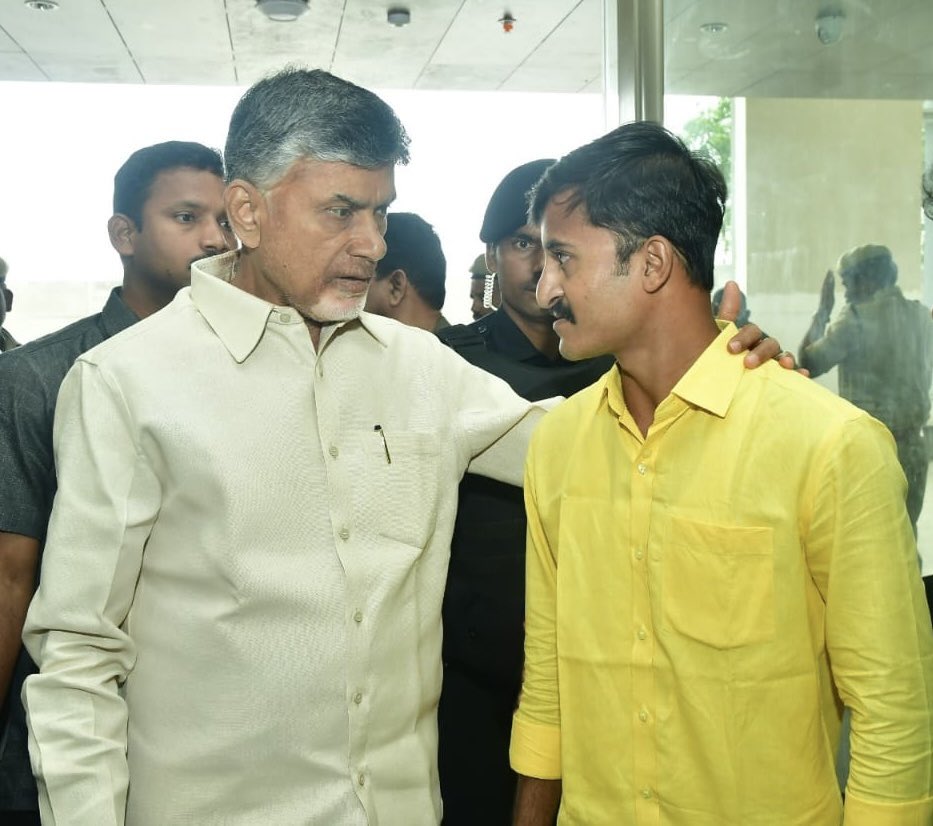 TarakCh87853312's tweet photo. కలియుగ దైవం వెంకన్న ఆశీస్సులతో నిండు నూరేళ్ళు జీవించాలి  కోరుకుంటూ 🙏🏻🙏🏻

జన్మదిన శుభాకాంక్షలు పెద్దాయన @ncbn 🥺❤️

#HappyBirthdayCBN https://t.co/zP8Lnp6zRN