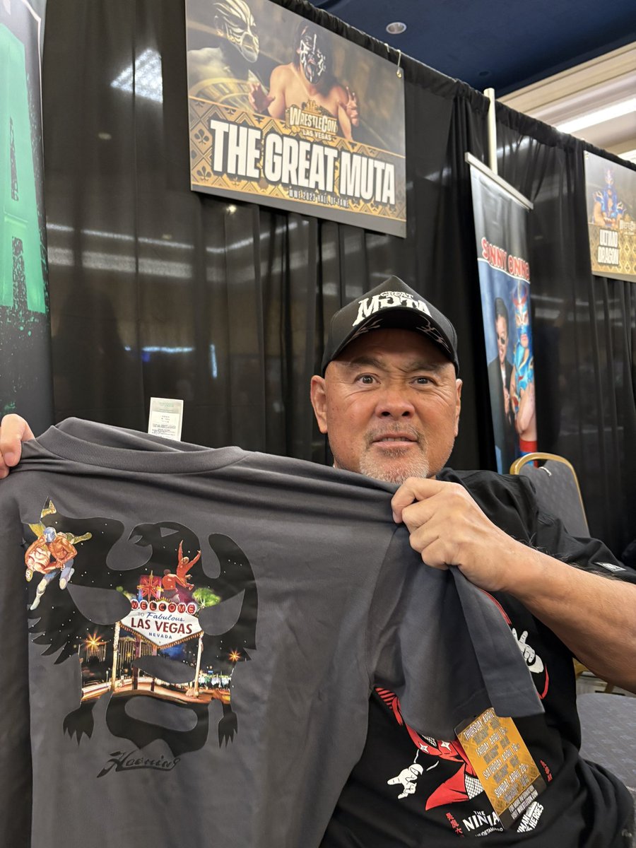 haoming_mask's tweet photo. アメリカでももちろん大行列！
武藤さん、ありがとうございます🙇‍♂️
また是非コラボ宜しくお願いします🤲

Legendary The Great Muta! 
We’re here at WrestleCon tomorrow as well!

#武藤敬司 @muto_keiji #WrestleCon https://t.co/KchIdnLjI9