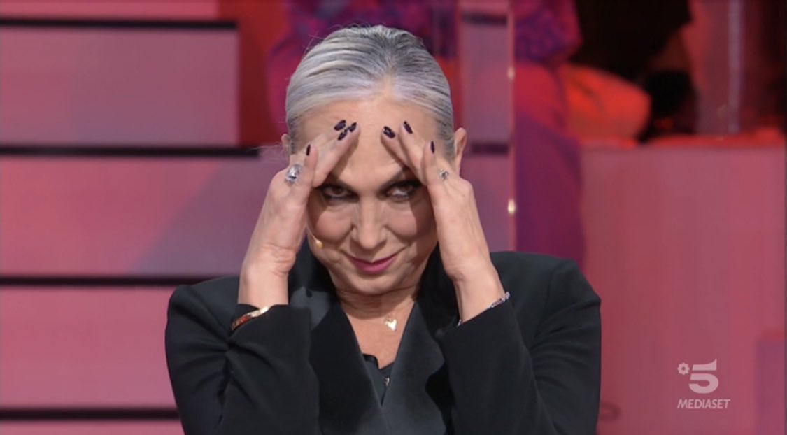 TheDiaryOfCele's tweet photo. La Pettinelli anche stasera si è vestita dall'armadio di Elton John #TuaCele #Amici24 #AlessandraCelentanoDiary https://t.co/xvB1R2LlPc