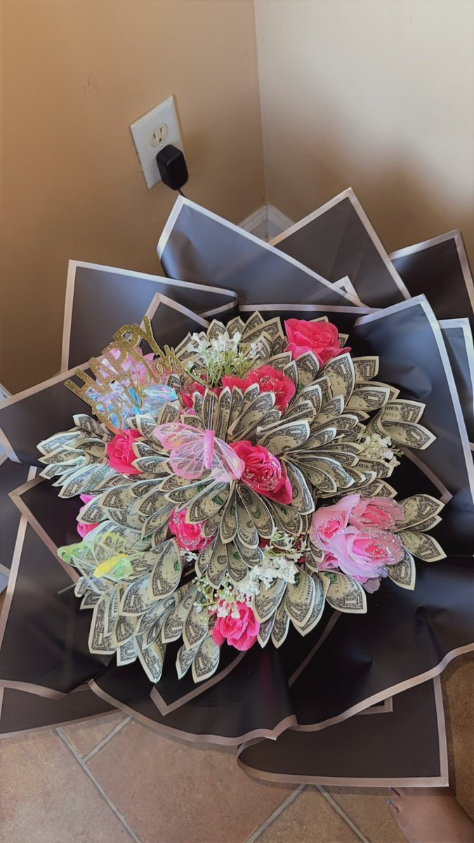 breyonshae_13's tweet photo. first time making a money bouquet 🌸💫 https://t.co/tZkkQUJfle