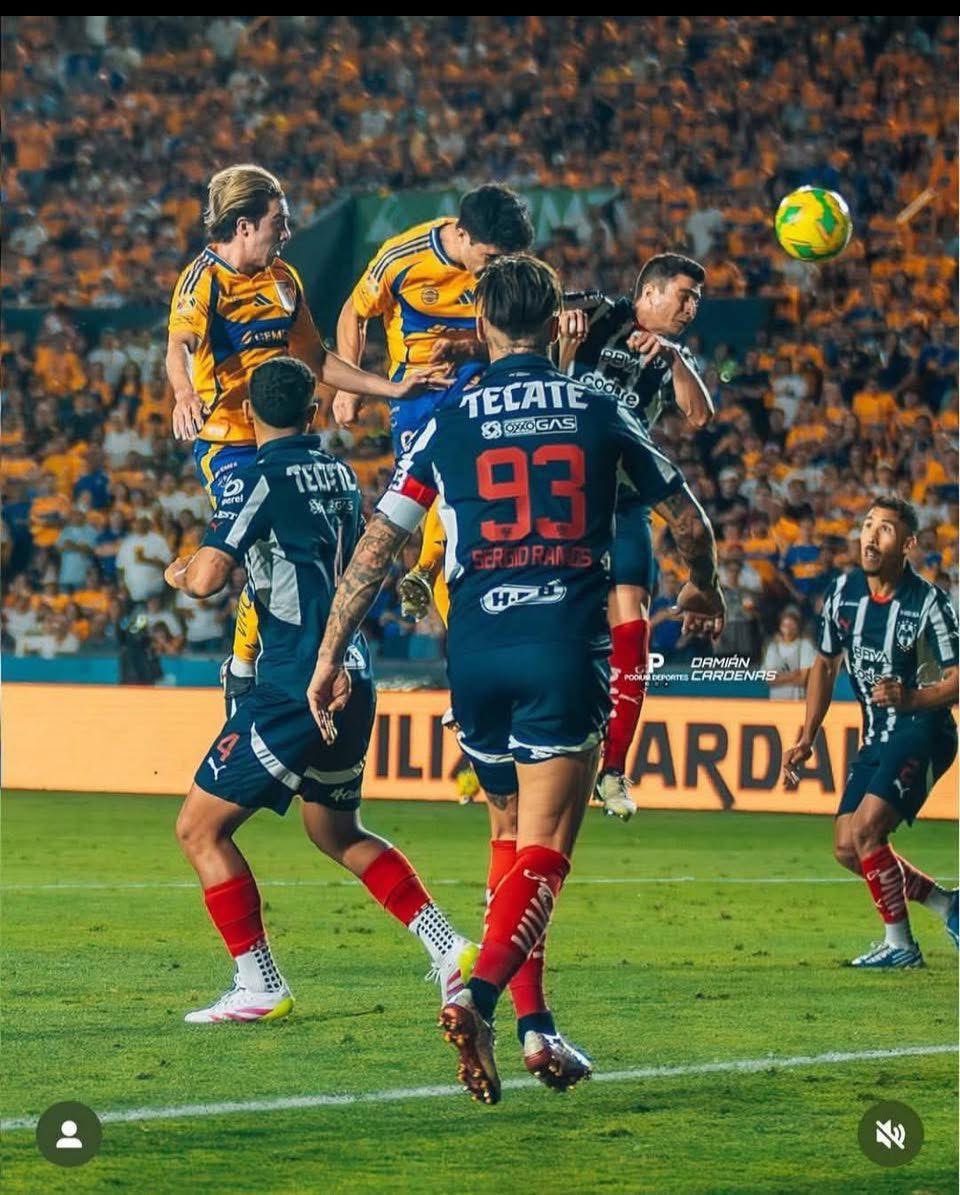 jasdelgadov19's tweet photo. Gracias Sergio Ramos por venir a Universitario y regalarnos esta postal😛 https://t.co/0wi0iqcPUS
