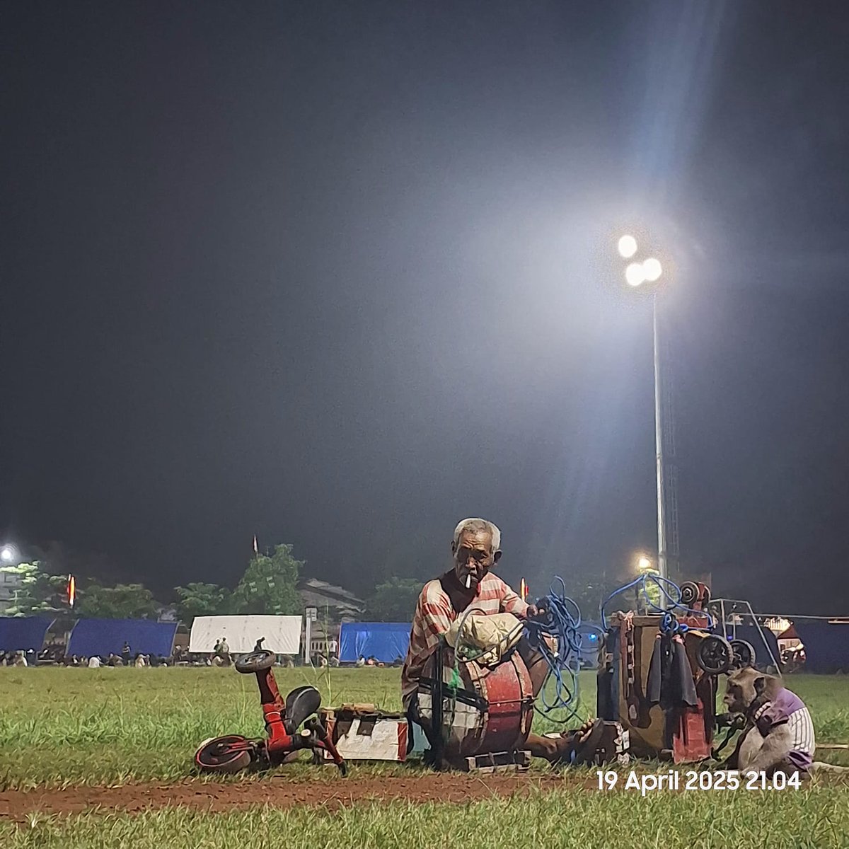 Malam minggu liat pertunjukan topeng monyet. 
Btw agak melted karena doi sabarnya tumpah-tumpah ngadepin mood cewek pms :v 
Walaupun akhirnya marah dikit gara-gara masalah parkir waktu di luwes.