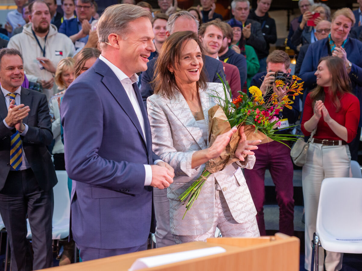 Nieuw Sociaal Contract (@nwsoccontract) on Twitter photo De Tweede Kamerfractie van Nieuw Sociaal Contract heeft net tijdens een speciale fractievergadering Nicolien van Vroonhoven unaniem gekozen tot fractievoorzitter. <a href="/Nvanvroonhoven/">NicolienvVroonhoven</a> volgt daarmee Pieter Omtzigt op, die gisteren zijn vertrek uit de landelijke politiek aankondigde. De Tweede Kamerfractie van Nieuw Sociaal Contract heeft net tijdens een speciale fractievergadering Nicolien van Vroonhoven unaniem gekozen tot fractievoorzitter. <a href="/Nvanvroonhoven/">NicolienvVroonhoven</a> volgt daarmee Pieter Omtzigt op, die gisteren zijn vertrek uit de landelijke politiek aankondigde.