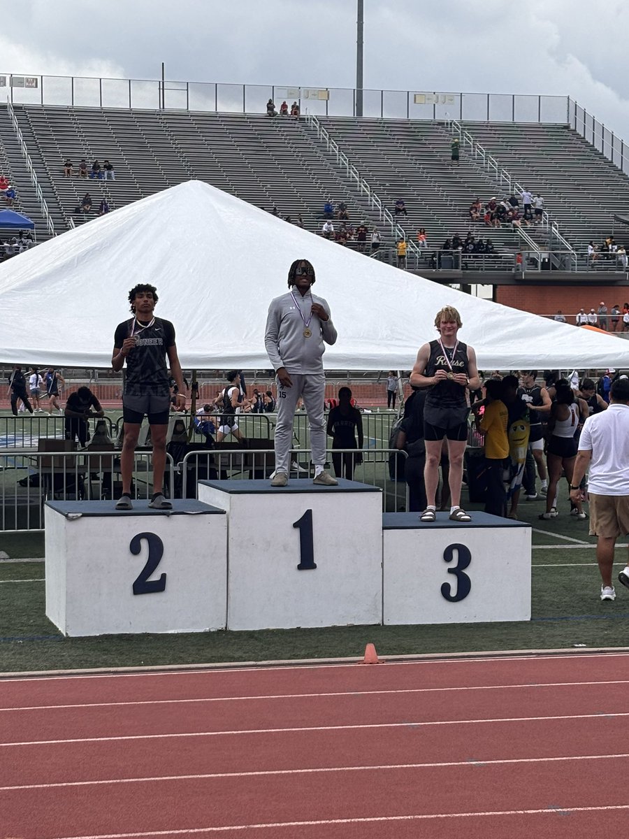 Evan Kipley places 3rd in the 400 at the 5a Region 4 meet! Great job, Evan!!