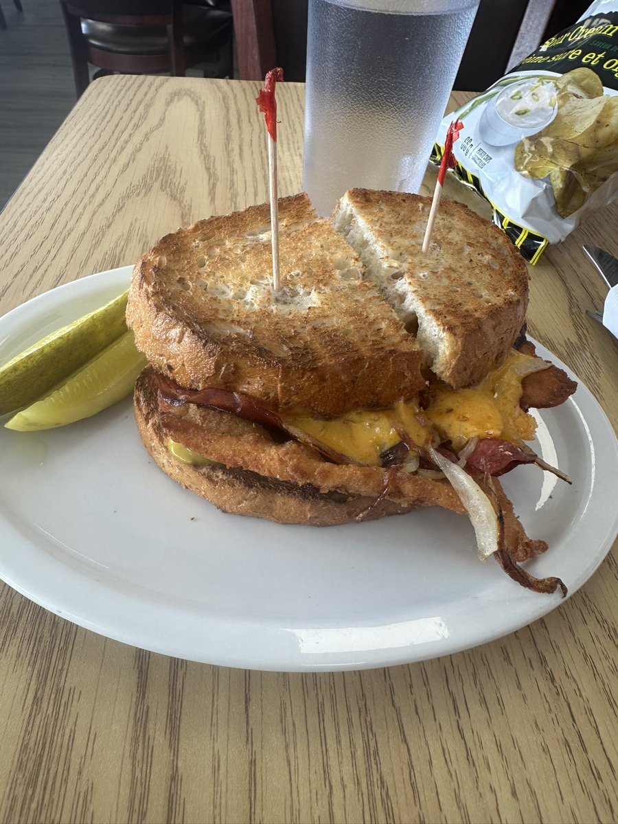 kcg3's tweet photo. An NHL playoff tradition: the @IllegalCurve Sandwich from @Bernsteinsdeli https://t.co/DO9cUHiIih