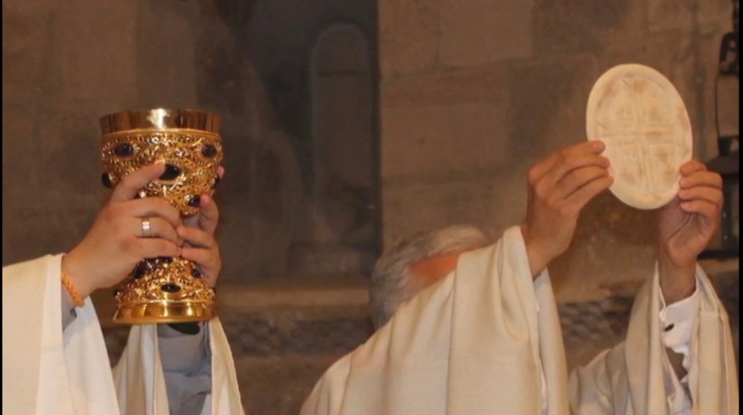 VIGILIA PASCUAL: A lo mejor estás tocando fondo, en la mayor desolación, y no tienes ganas de nada porque sientes tu vida destruida y sin esperanza. ¡Despierta! Él Señor viene por ti, viene a rescatar a los esclavos, viene con Poder y Misericordia, con Amor sin límites. Míralo.