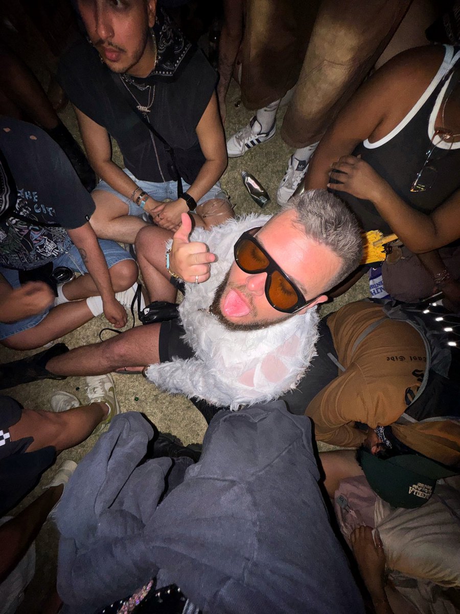 srduval13's tweet photo. Coachella Day 1 https://t.co/cPPvAWB8Qp