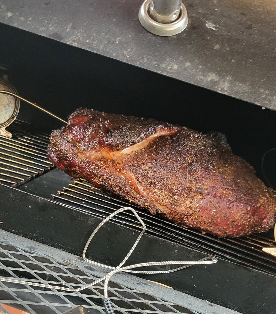 Tänään oli kauden eka pitkä savustus offsetilla. Isosta kasslerista pulled porkkia. 8h hickory savua n. 110 asteessa ja sit reiluun 90 sisälämpöön uunissa foliossa. Lopuks vielä tunti lepoa kylmälaukussa ja tuli kyllä hyvä 👌