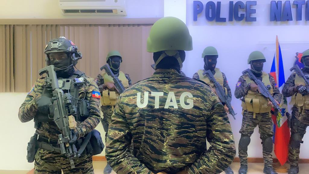 Une vidéo glaçante montre Jeff Compère, policier UTAG, captif et humilié à "Grand Ravine." Il aurait été livré aux gangs par d'autres policiers en échange de nourriture. Une trahison choquante qui révèle l'effondrement de l'institution. #SkandalNews