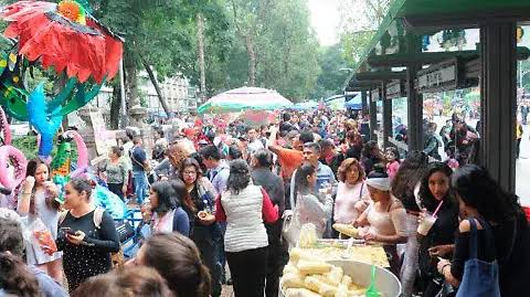 Paseo de la Reforma fue construido con el propósito de darle magnificencia a la Ciudad de México.

Hoy la avenida más emblemática del país es un inmenso tianguis de nacos para nacos.

Maldita la hora en que la gleba tomó el poder.