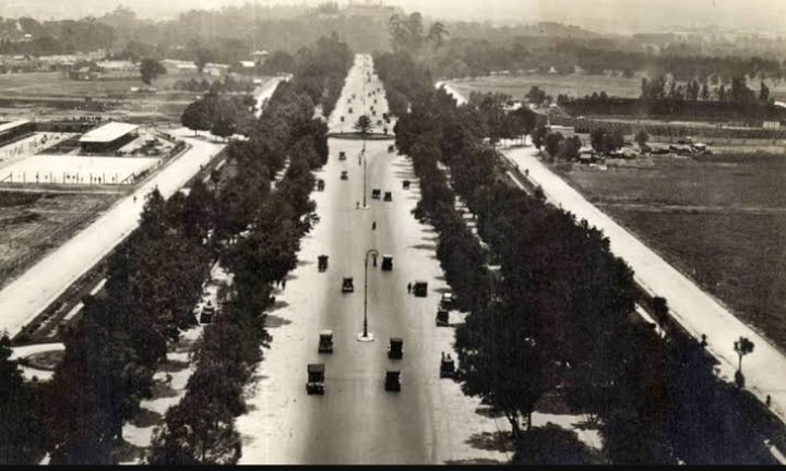 LOVREGA's tweet photo. Paseo de la Reforma fue construido con el propósito de darle magnificencia a la Ciudad de México.

Hoy la avenida más emblemática del país es un inmenso tianguis de nacos para nacos.

Maldita la hora en que la gleba tomó el poder. https://t.co/TE6K4PTCeN