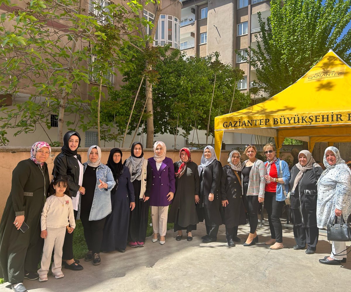 fatmagulaslndag's tweet photo. Mazlum coğrafyadaki kardeşlerimiz için İHH’nın hazırlamış olduğu etkinliğe Kadın Kolları olarak bizde destek olduk. 

Siz hep hayırlı işler yapmada birbirinizle yarışın! (Bakara/148. Ayette de geçtiği gibi)

#İHH #STK 
@abdulhamitgul 
@tugbaisikercan 
@AKKADINGM https://t.co/dyzOdYL4Sz