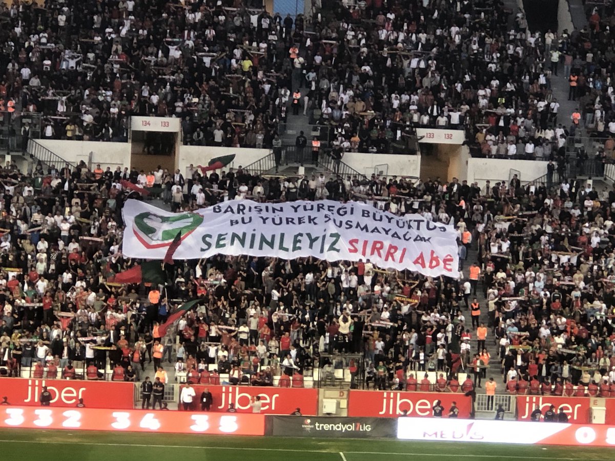 Barışın yüreği büyüktür 
Bu yürek susmayacak.

SENİNLEYİZ SIRRI ABÊ 🙏🏻