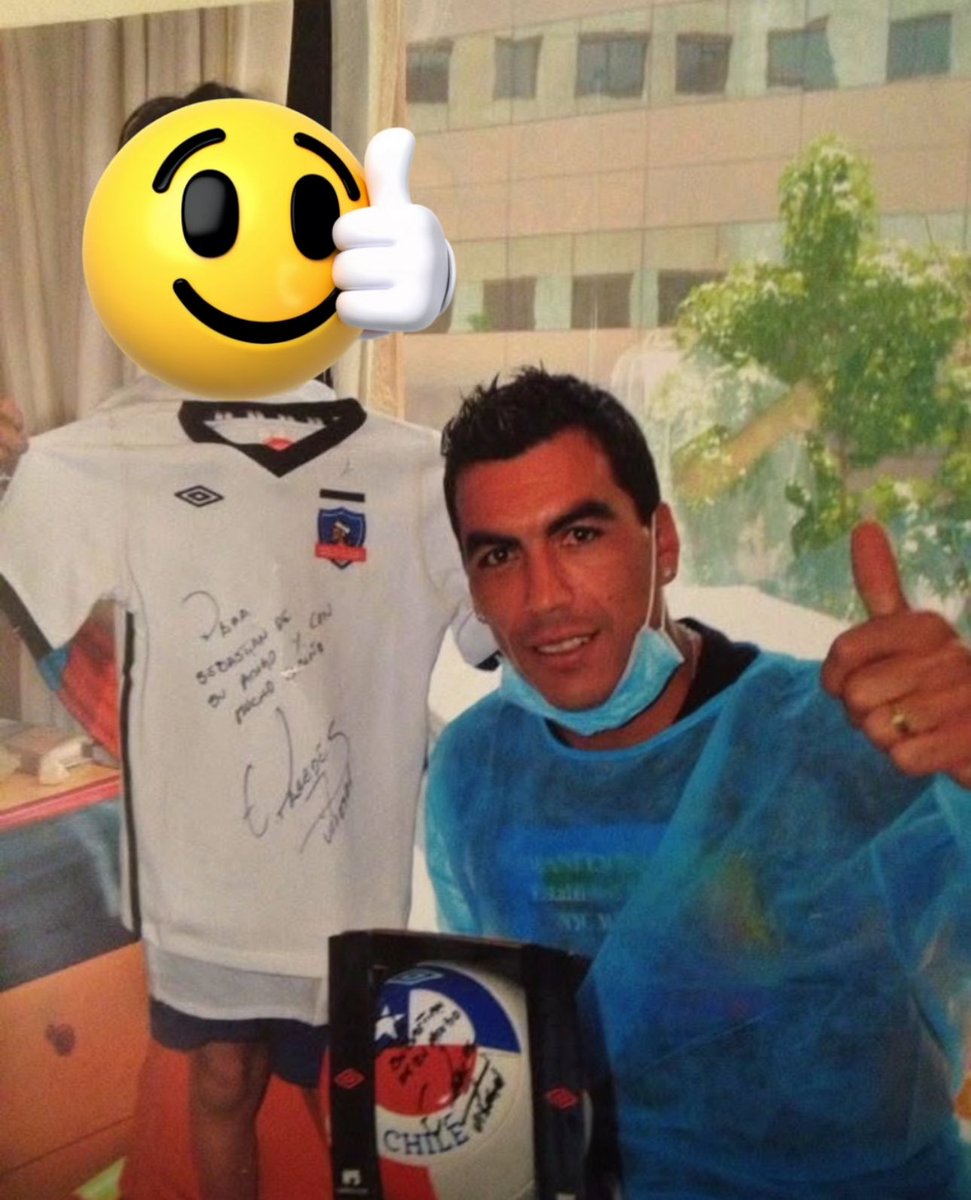 CarolAlvo's tweet photo. como mamá chuncha debo confesar que lo mejor de @ColoColo fue cuando Paredes fue a ver a mi Seba a la clínica en su primera quimio. Ese domingo jugaban contra la U y el Seba le pidió que haga un gol. Paredes le prometió 2. Le cumplió. amor eterno. https://t.co/81CtUHdLPf