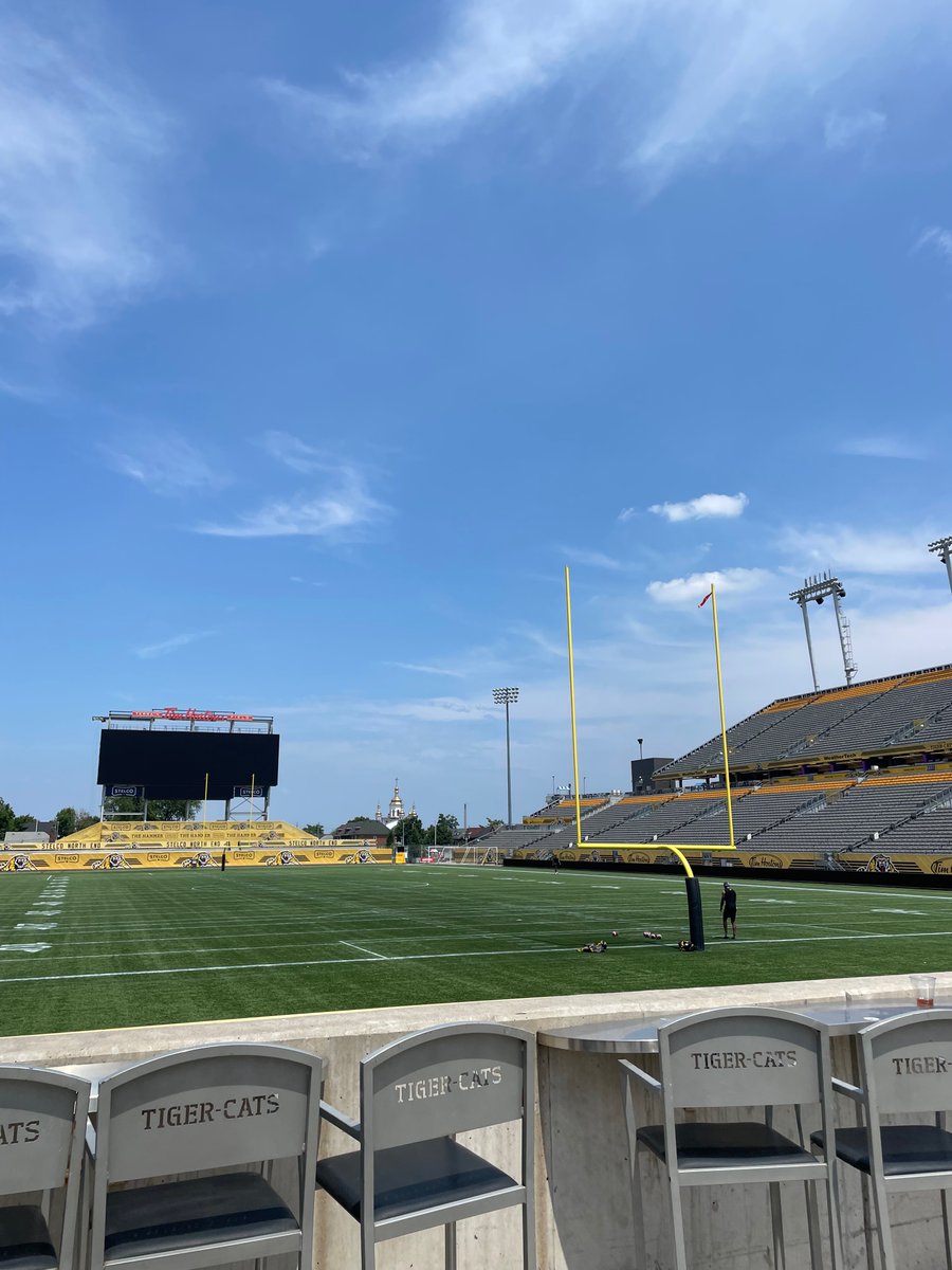 Travaillant avec les jeunes et les alliés, nous avons la chance d’avoir le soutien des Tiger Cats de Hamilton 🏈 Le changement est créé par des voix unies et fortes qui travaillent ensemble pour enrayer la violence basée sur le genre.