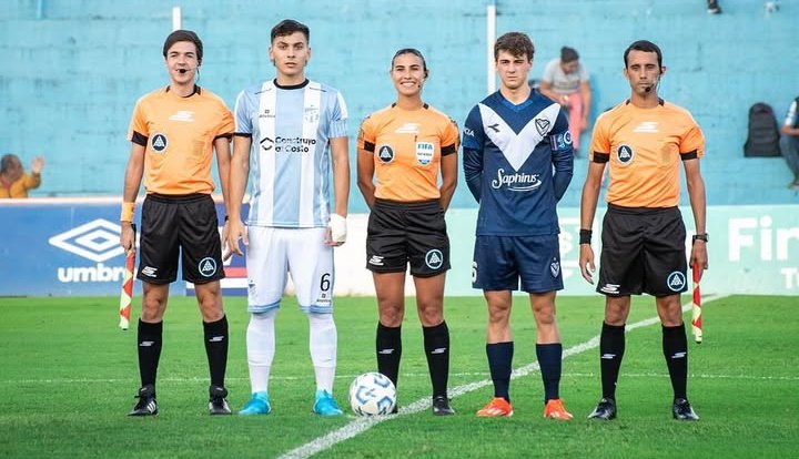 PUCAT15's tweet photo. #TorneoProyeccion ⚽✨ / #AperturaSurFinanzas

#FechaN9 - #Fotos

Querían fotos? Ahí les regalamos este gran trabajo de nuestra compañera @lahijadelopez

@atleticotucuman vs @Velez

📸@lahijadelopez

#ArribaLosCorazones 🩵 https://t.co/Ueir6AOzdt
