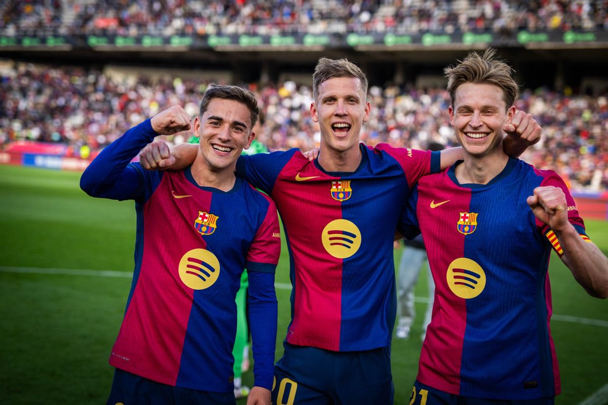 FCBarcelona's tweet photo. Blaugrana family 💙❤️ https://t.co/djHSTkrKDw