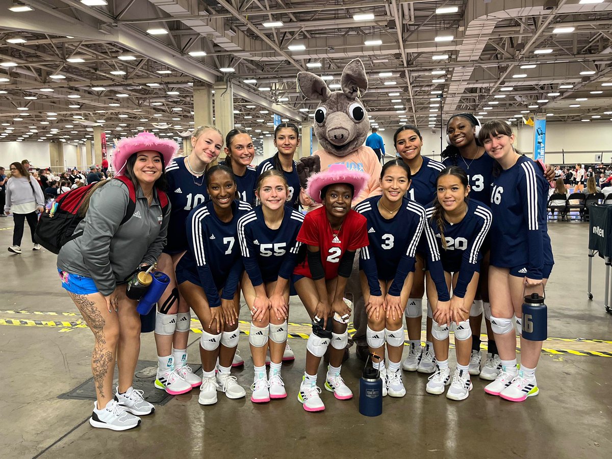 Madi_Johnson009's tweet photo. ✅Day 1- second place, excited to compete on day 2 with my team. Let’s get it 16 Navy! 🤠💙🏐 #txunited #LoneStarClassic #LSC25 #ClassOf2027 #Volleyball #explore
@TXUnitedVB @ACHS_CHARGER_VB https://t.co/OT0uC7d2hd