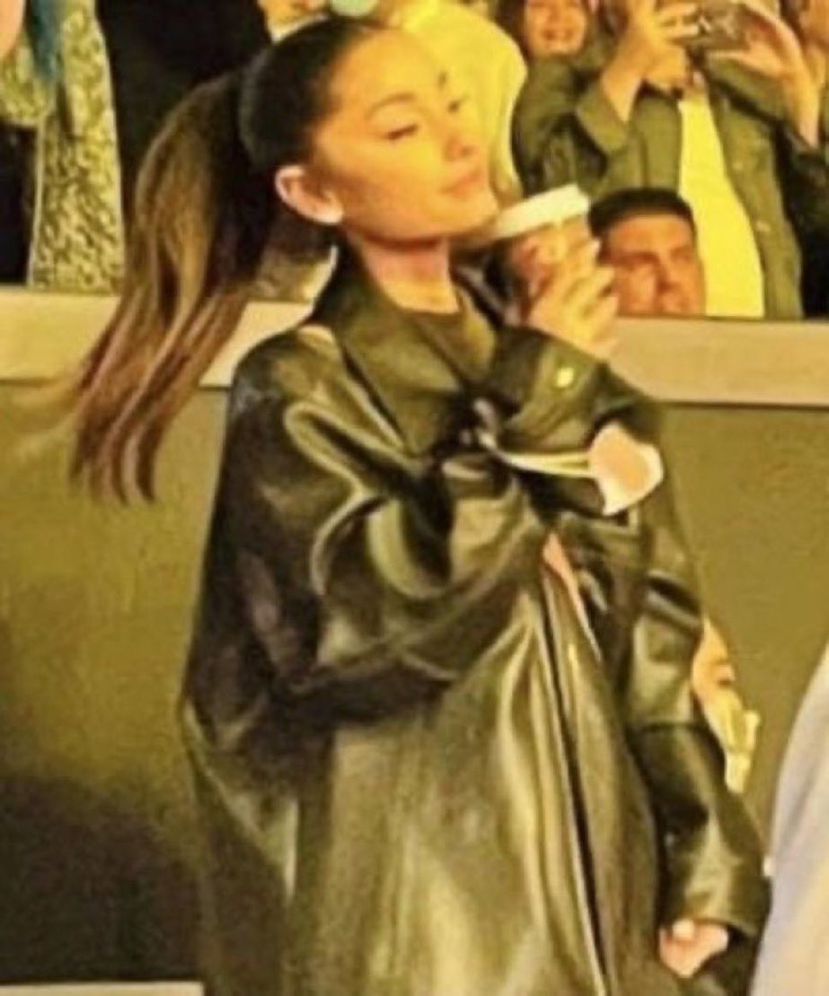 ARIANA IS BACK WITH BRUNETTE HAIR 😭😭