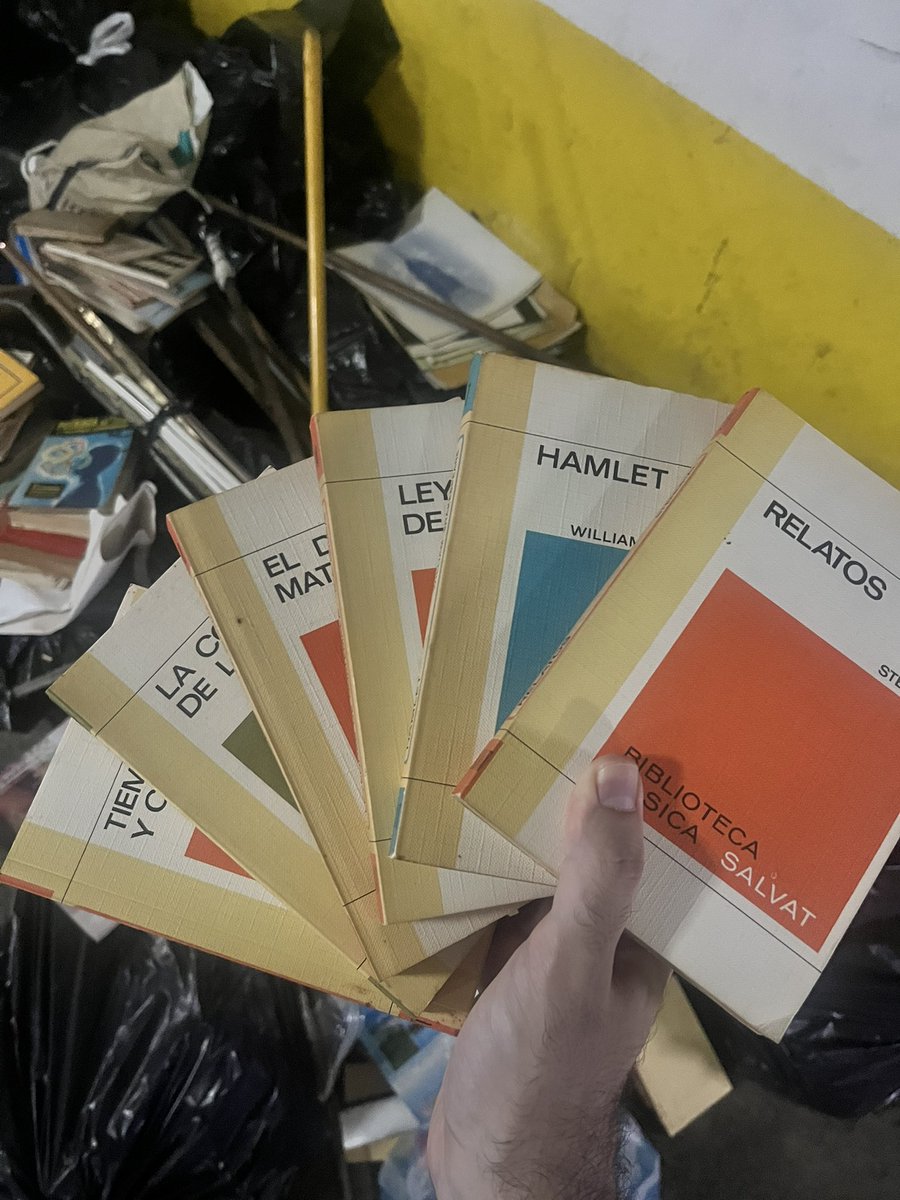 Abujirji's tweet photo. Amigos de Xzuela,recurro a ustedes porque un amigo está vendiendo (a un precio súper pírrico) una cantidad de Libros que a mi parecer superan los 600.

Si están en Caracas y conocen a alguien que los desee porfavor escríbanme por DM

Otra cosa,RT Masivo Please🥺✨ https://t.co/ElYlcYBQW3