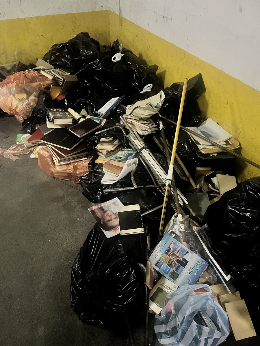 Abujirji's tweet photo. Amigos de Xzuela,recurro a ustedes porque un amigo está vendiendo (a un precio súper pírrico) una cantidad de Libros que a mi parecer superan los 600.

Si están en Caracas y conocen a alguien que los desee porfavor escríbanme por DM

Otra cosa,RT Masivo Please🥺✨ https://t.co/ElYlcYBQW3