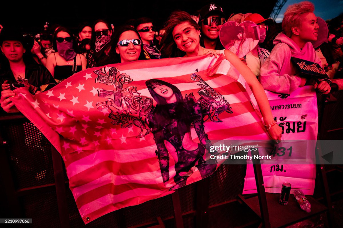 oyivelloud's tweet photo. ใครพกหลักกิโลบุรีรัมย์ไปโคเชลล่า สารภาพมา 🤣🤣🤣

ROCKSTAR LISA COACHELLA 
#LISACHELLA #Coachella2025 https://t.co/AyvqSy58pj