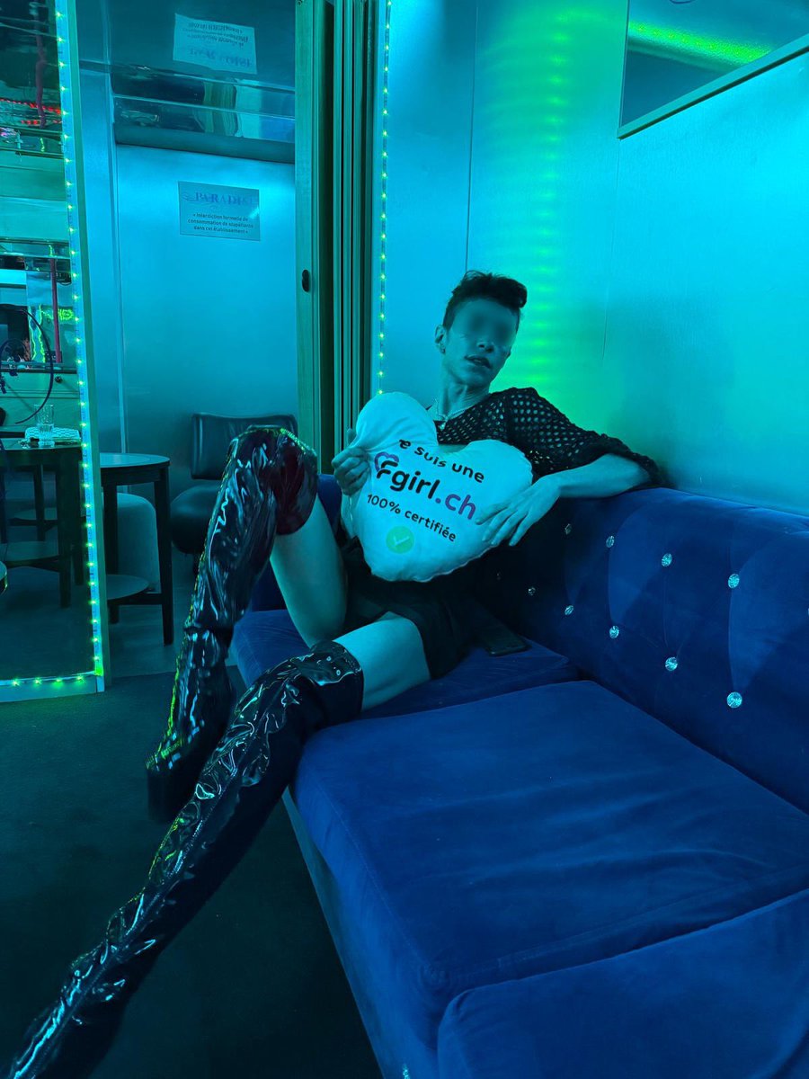 Je suis en Suisse (canton de Neuchatel) jusqu’à la fin des vacances de Pâques, si tu es dans le coin c’est le moment de me rencontrer ✨💕